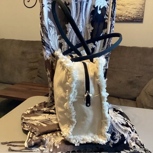 Karl Lagerfeld Cream and Black Tote Bag “ ELEGANCE IS AN ATTITUDE” NWOT - Picture 4 of 14